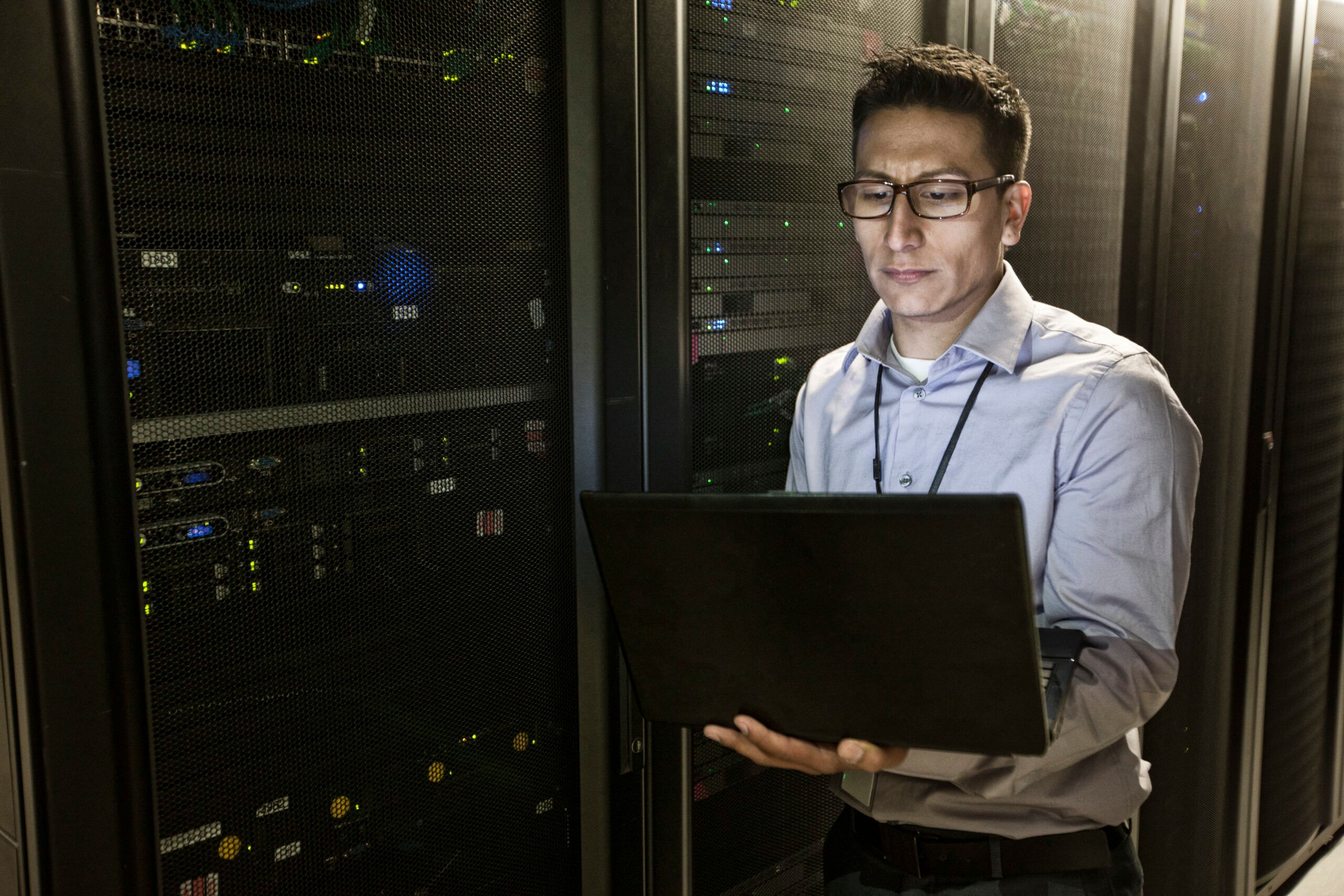 IT-Fachkraft führt Linux-Patch-Management in einem Rechenzentrum mit Serverracks und Netzwerkausrüstung durch