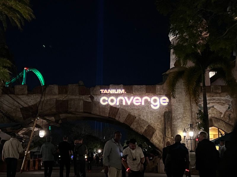 Converge Universal Studios Tanium-Schild