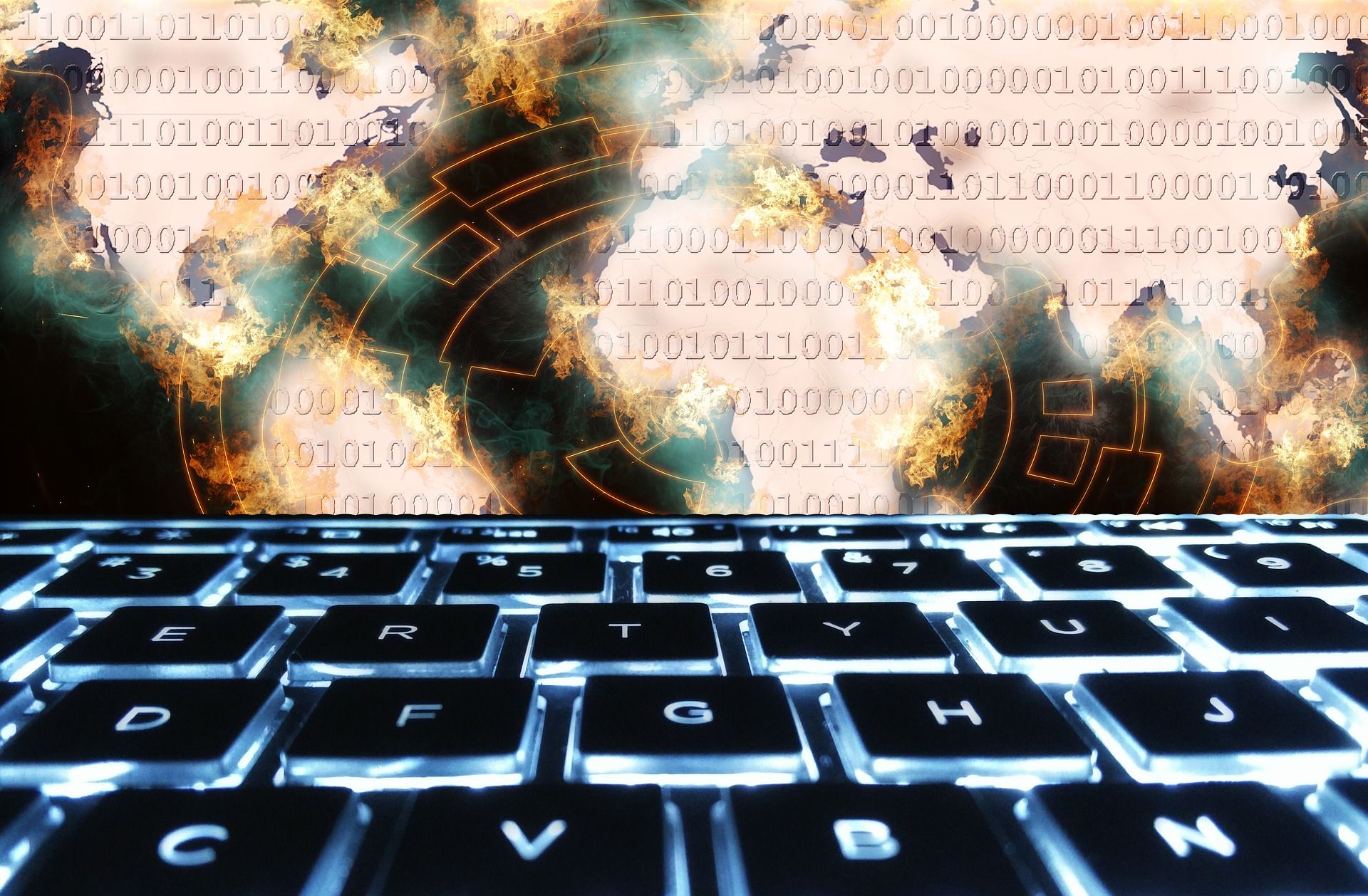 Fotomontage mit einer leuchtenden Tastatur im Vordergrund und Explosionen, überlagert mit Binärcode