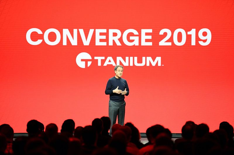 Referent, der auf der CONVERGE 2019 Tanium-Konferenz auf der Hauptbühne einen Vortrag hält