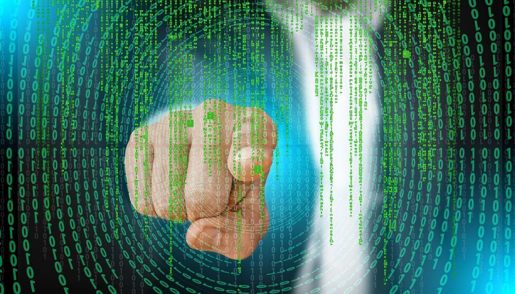 Abstrakte Darstellung eines leuchtenden Kopfes, überlagert mit einem digitalen Code