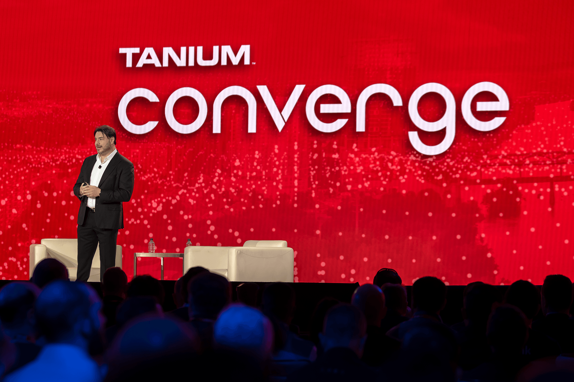 Steve Daheb, CMO von Tanium, hält einen Vortrag auf der Bühne der Tanium Converge 2022