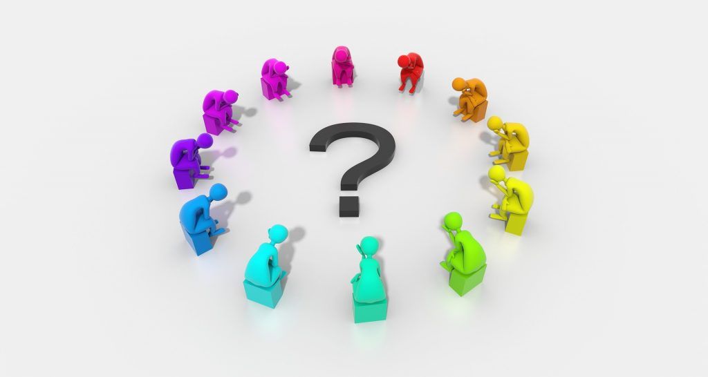 3D Illustration mit bunten Menschenfiguren, die um ein großes Fragezeichen herum angeordnet sind