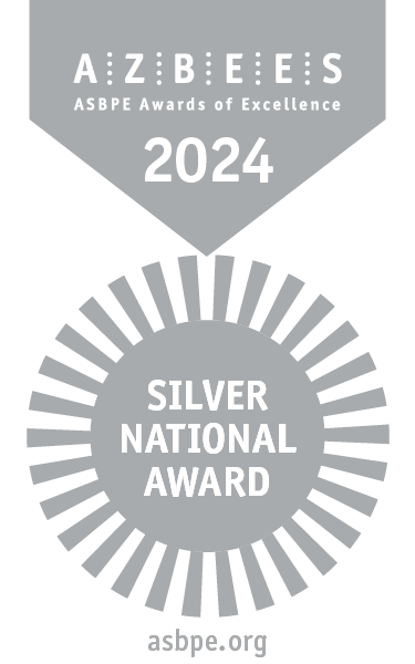 Abbildung einer silber-weißen Medaille, die an einem Band mit der Aufschrift „Azbees 2024, Silberne Nationale Auszeichnung“ hängt