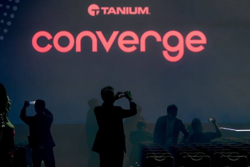 CONVERGE 2024 -Bühne mit Tanium-Logo und Teilnehmern