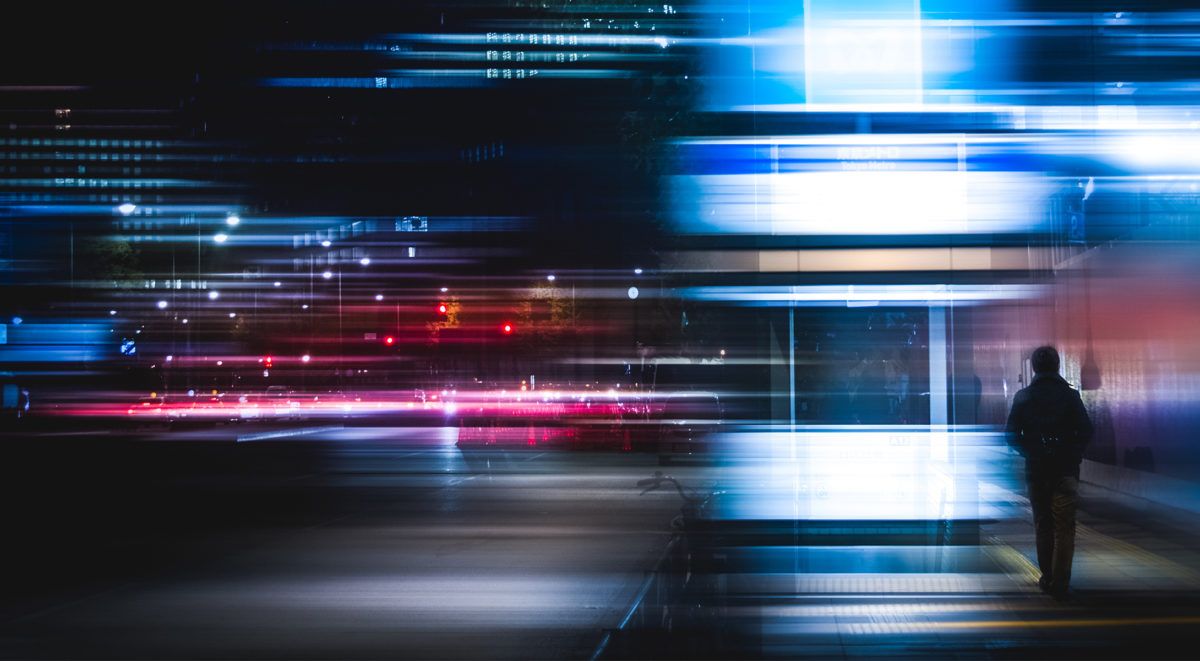 Illustration einer Person, die von blauen und roten digitalen Datenströmen umgeben ist