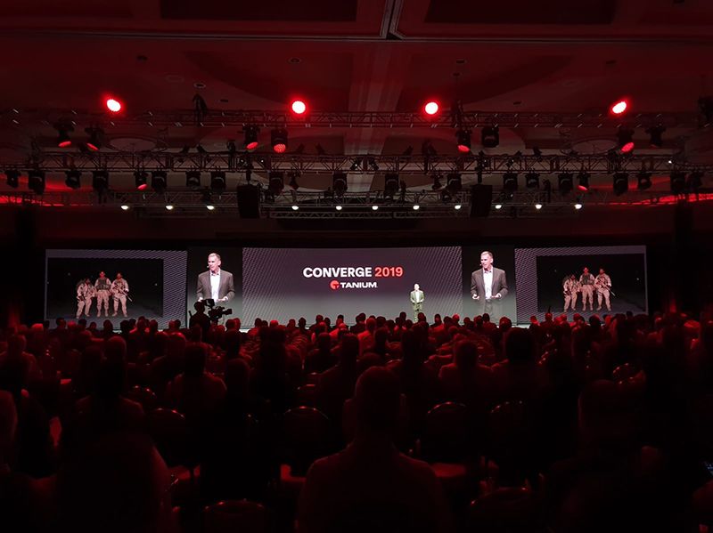 CONVERGE 2019 Tanium-Konferenz: Hauptbühne mit Referenten und vollem Publikum