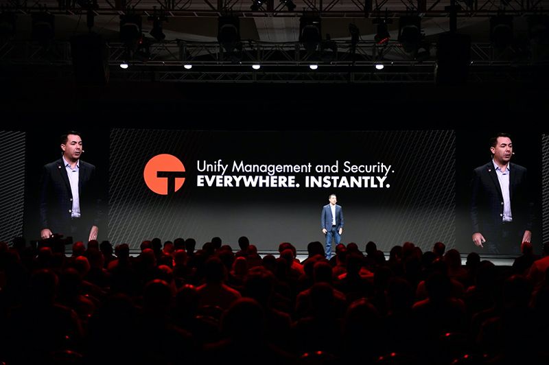 Zwei Referenten im Gespräch auf der Bühne der CONVERGE 2019 Tanium-Konferenz