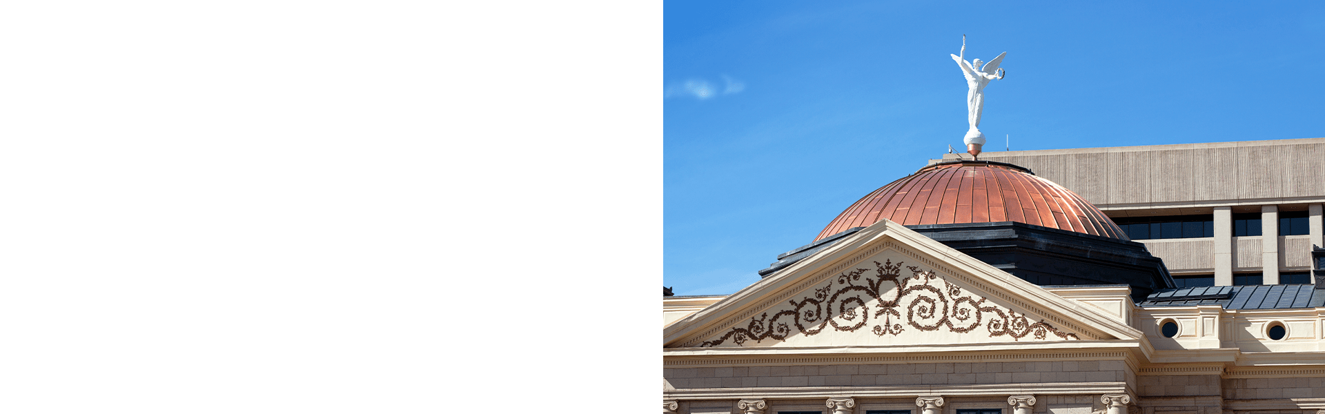 Architektur eines Regierungsgebäudes in städtischer Umgebung