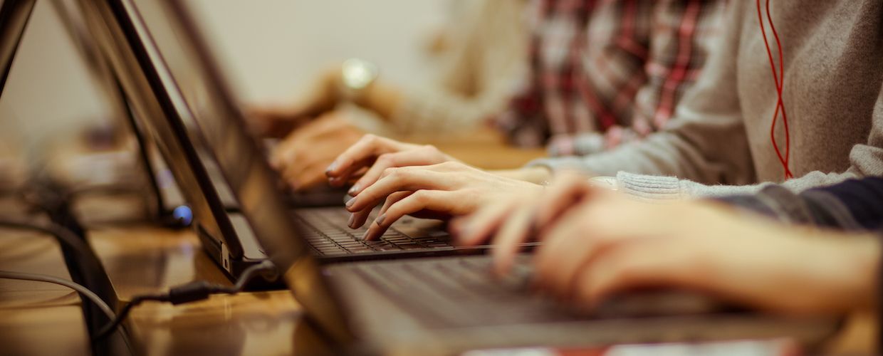 Technologische Zugänglichkeit und Cybersicherheit für K-12-Schulbezirke in Einklang bringen