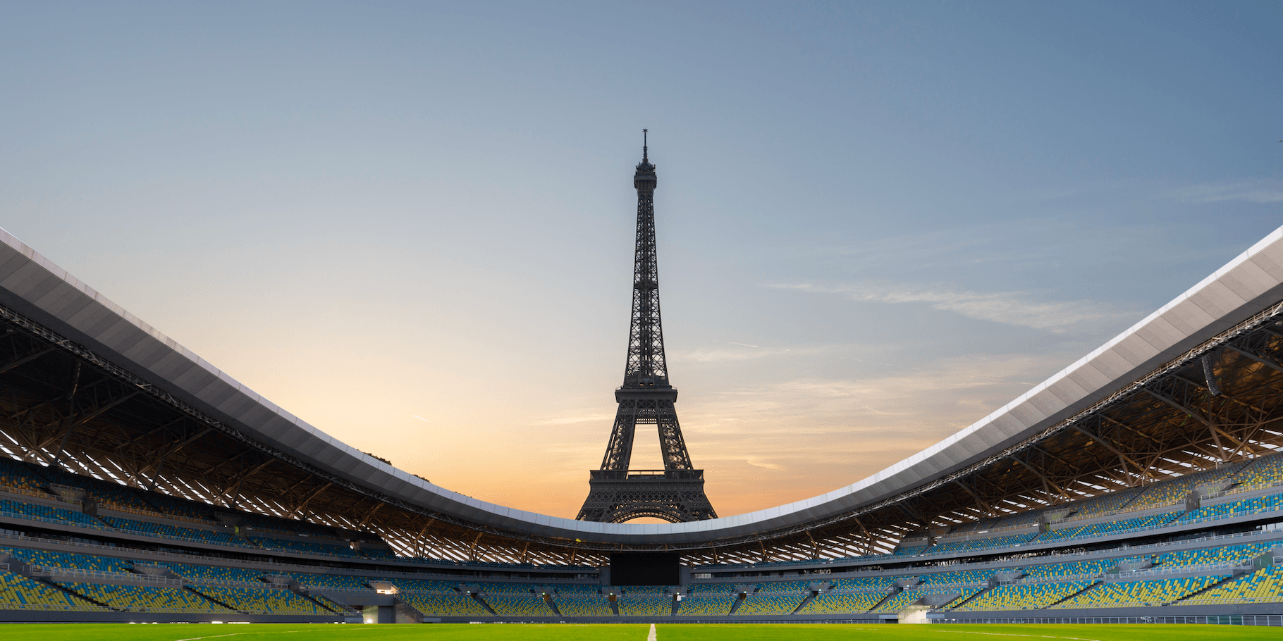 Von innen eines Stadions aus gesehen ragt der Eiffelturm in der Ferne hoch auf