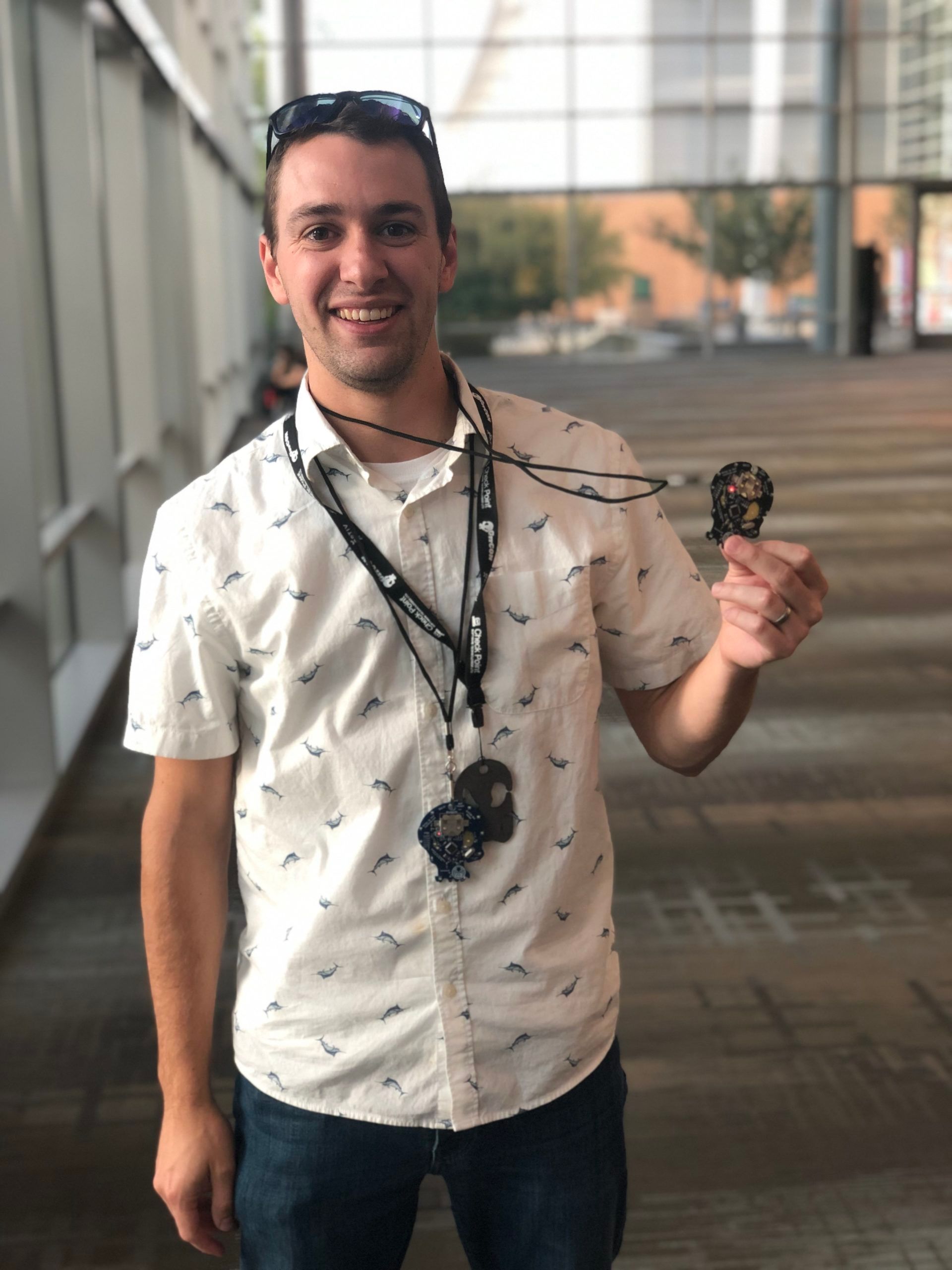 Connor Ivens hält sein „Black Badge“ in den Händen, nachdem er die GrrCON gewonnen hat, wodurch er einen lebenslangen kostenlosen Konferenzzugang erhält.