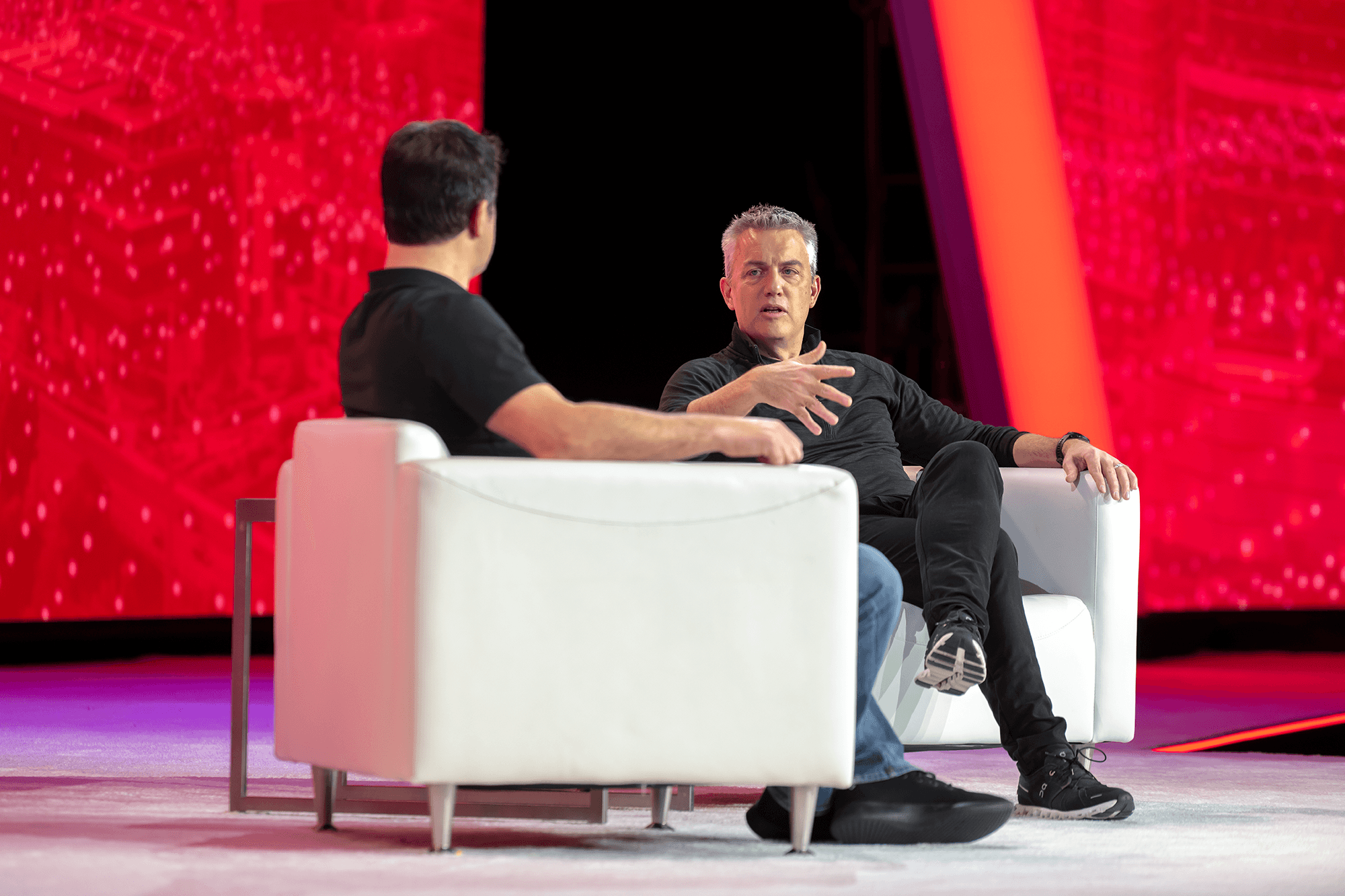 Orion Hindawi, Mitbegründer von Tanium, gemeinsam mit Rob Lefferts, Vizepräsident bei Microsoft, auf der Bühne der Converge 2022