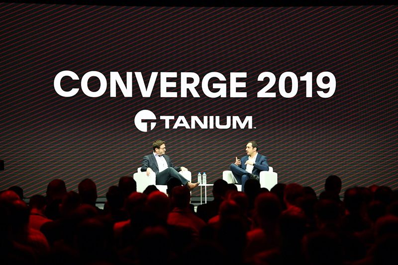 CONVERGE 2019 Tanium-Konferenz: Hauptbühne mit Referenten und vollem Publikum