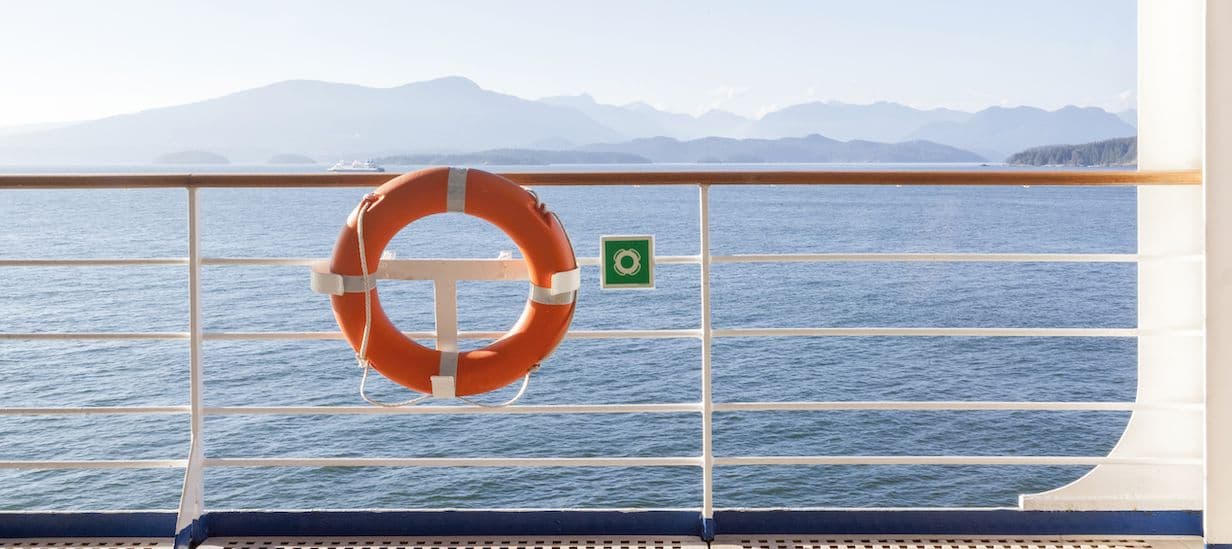 Rettungsgürtel auf einem Außendeck eines Kreuzfahrtschiffes – Vancouver, Kanada