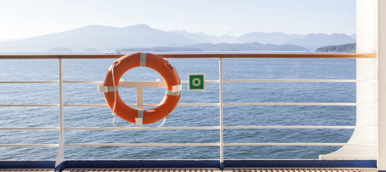 Rettungsgürtel auf einem Außendeck eines Kreuzfahrtschiffes – Vancouver, Kanada