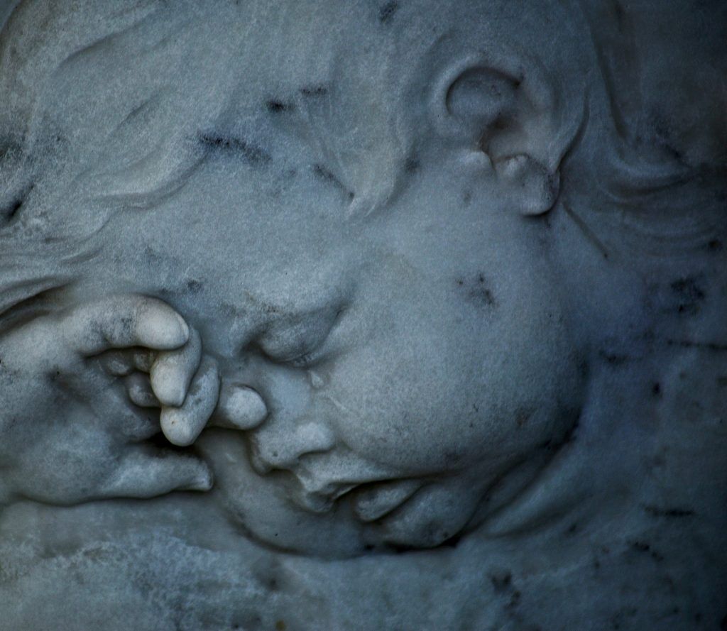 Steinskulptur einer schlafenden Cherub-Engelfigur