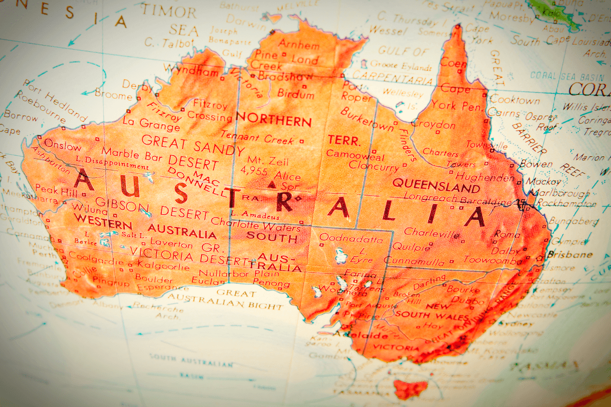 Der australische Kontinent, in Orange gehalten und auf einem Vintage-Globus zu sehen.