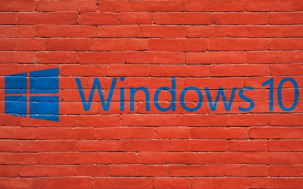 Auf eine rote Backsteinmauer gemaltes „Windows 10 “-Logo