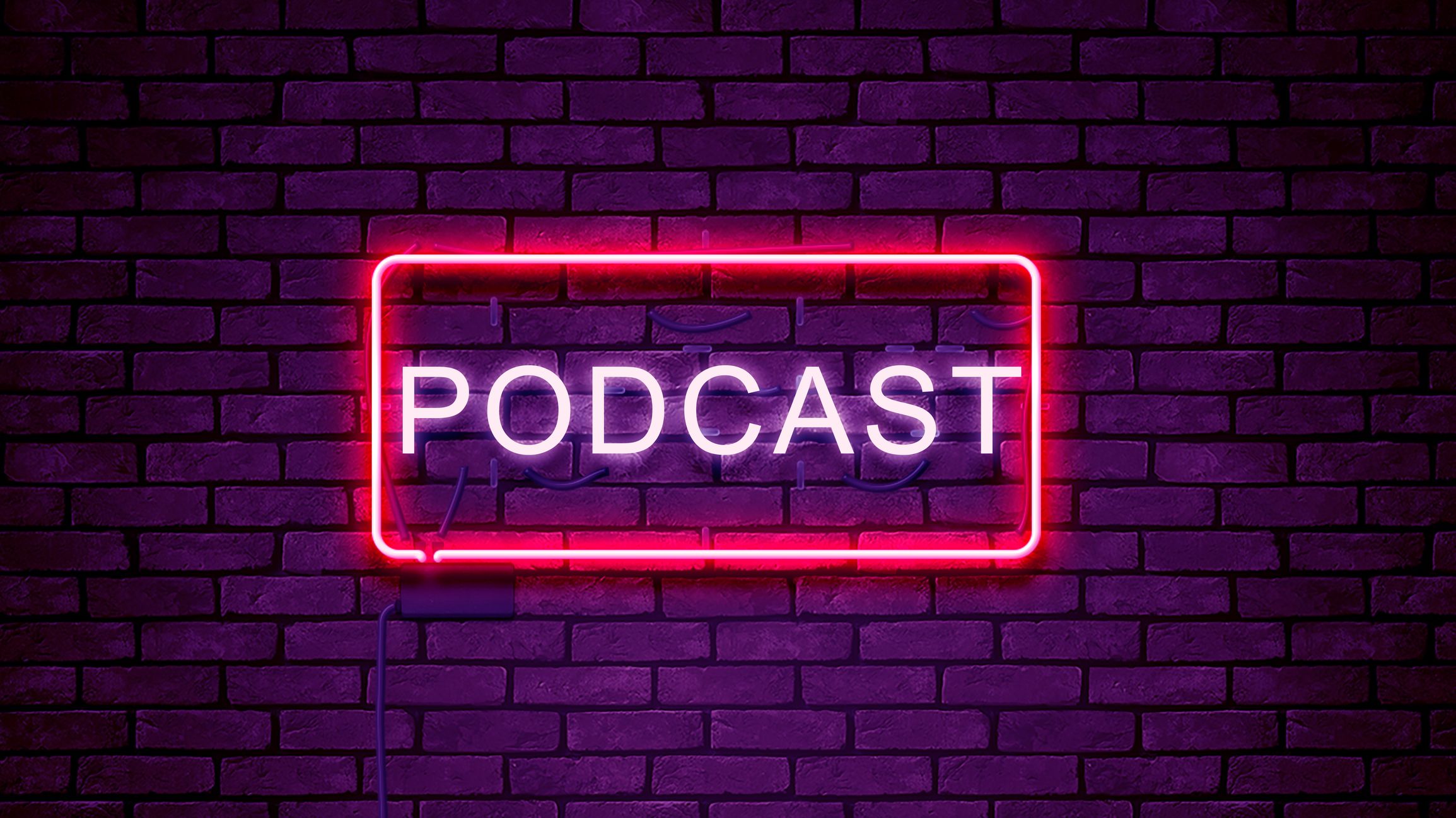 Ein Foto eines Neon-Schildes vor einer Backsteinmauer mit der Aufschrift „Podcast".