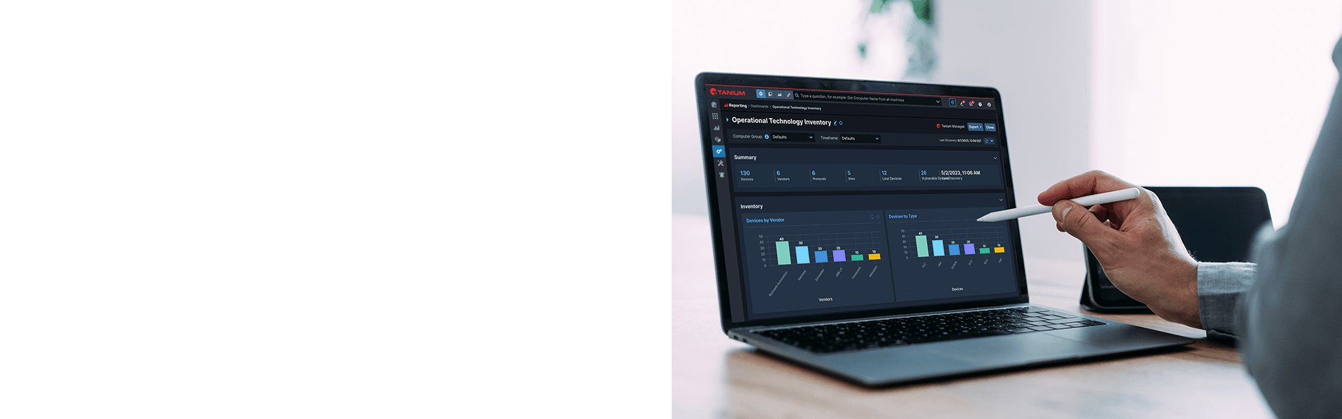 Person zeigt auf das Tanium-Dashboard auf einem Laptop-Bildschirm mit Analysedaten