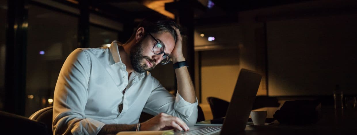 Ein Mann, der auf einen Computerbildschirm blickt
