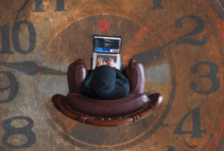 Illustration von Händen, die einen Laptop über einer großen Uhr halten, die für Zeitmanagement steht