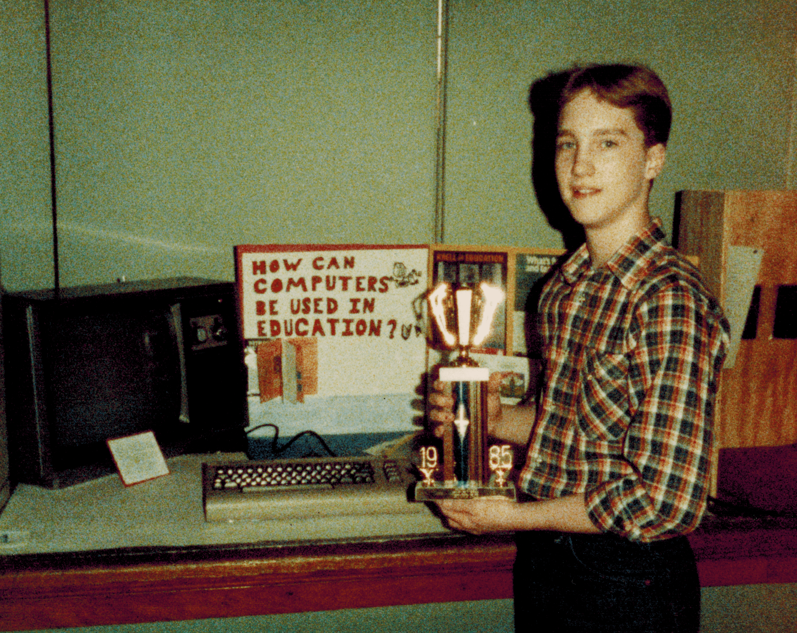 Ashley McGlone mit ihrer Trophäe auf der Wissenschaftsmesse in 1985