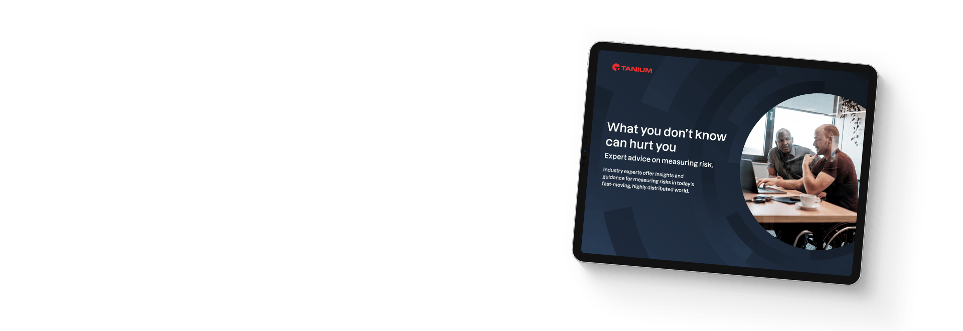 Tablet-Mockup des eBooks „Was Sie nicht wissen, kann Ihnen schaden: Expertenrat zur Risikomessung" mit auf dem Cover abgebildeten Personen