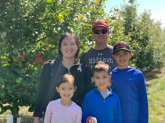 Foto der Tanium-Ingenieurin Cathy Nguyen und ihrer Familie