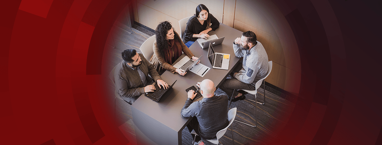 Stockbild: Fünf Fachleute bei einem Meeting an einem Tisch