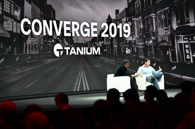 Podiumsdiskussion mit zwei Referenten auf der CONVERGE 2019 Tanium-Konferenz