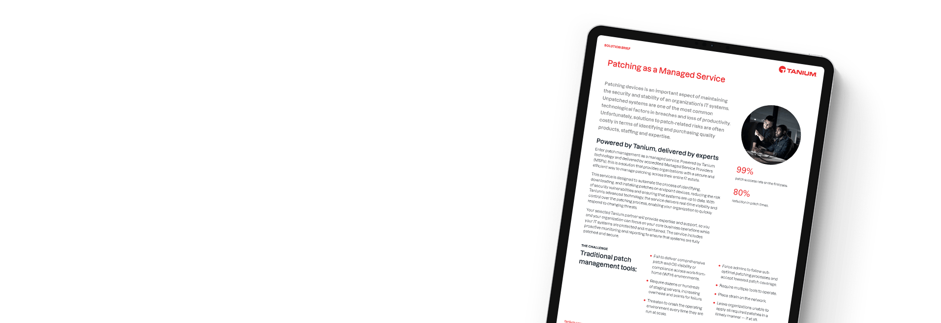 Tablet mit der Lösungsübersicht „Patching als Managed Service" und einem Teamfoto