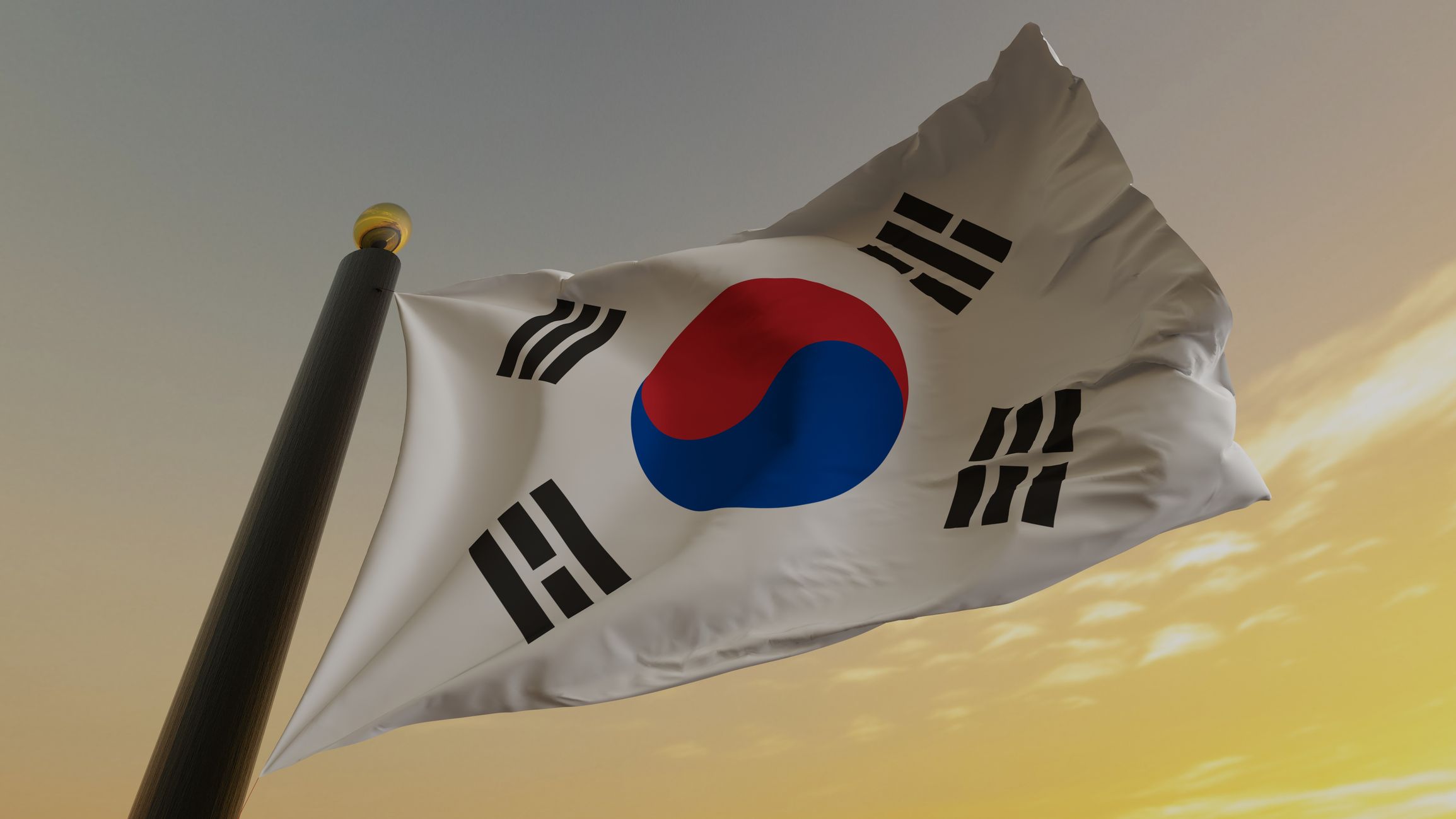 Die Flagge Südkoreas weht im Wind. Es zeigt einen wirbelnden roten und blauen Kreis auf weißem Grund, umgeben von vier Trigrammen, Symbolen mit drei schwarzen Linien.