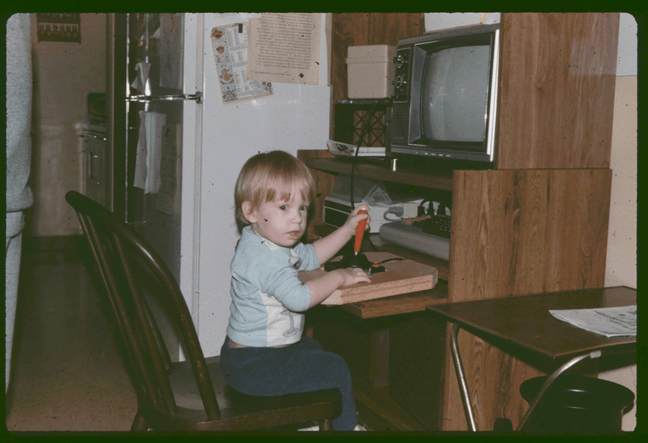 Josh mit seinem ersten Commodore-Computer im Alter von 2 Jahren