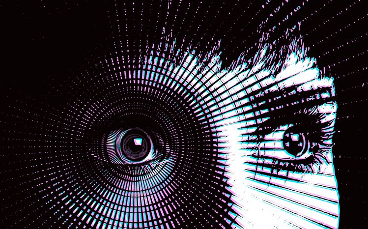 Eine Nahaufnahme der weit geöffneten Augen einer Frau, die intensiv etwas beobachtet, mit einem kreisförmigen Grafikmuster über einem Auge.