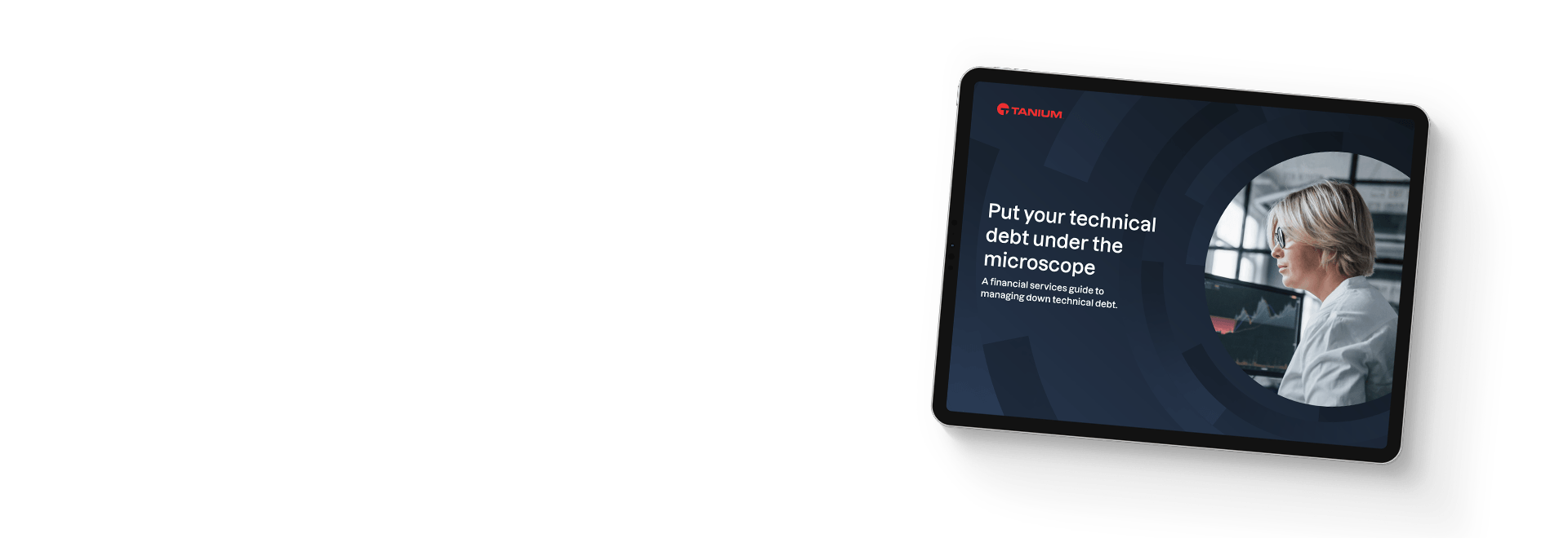 Tablet mit dem E-Book „Ein Leitfaden für Finanzdienstleister zum Abbau technischer Schulden" mit einer Frau am Schreibtisch