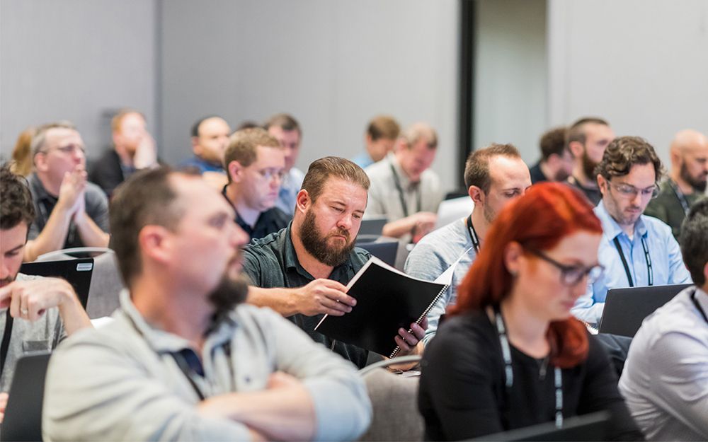 Teilnehmer der technischen Workshop-Sitzung „CONVERGE 2019 “ mit Laptops