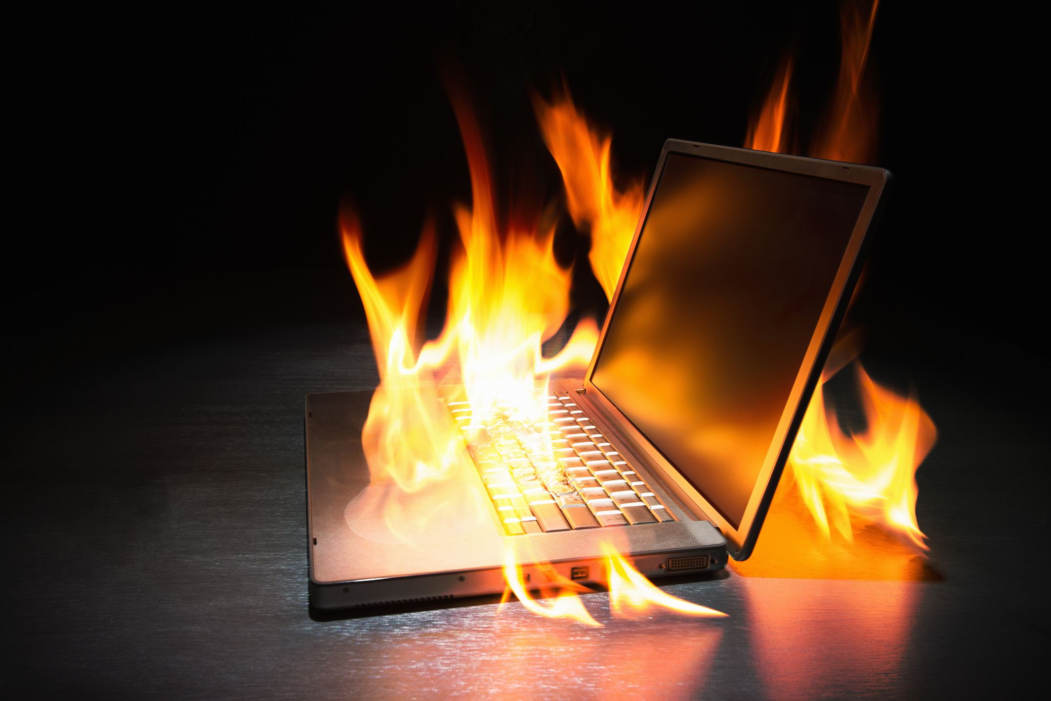 Ein Foto eines von Flammen erfassten Laptops.