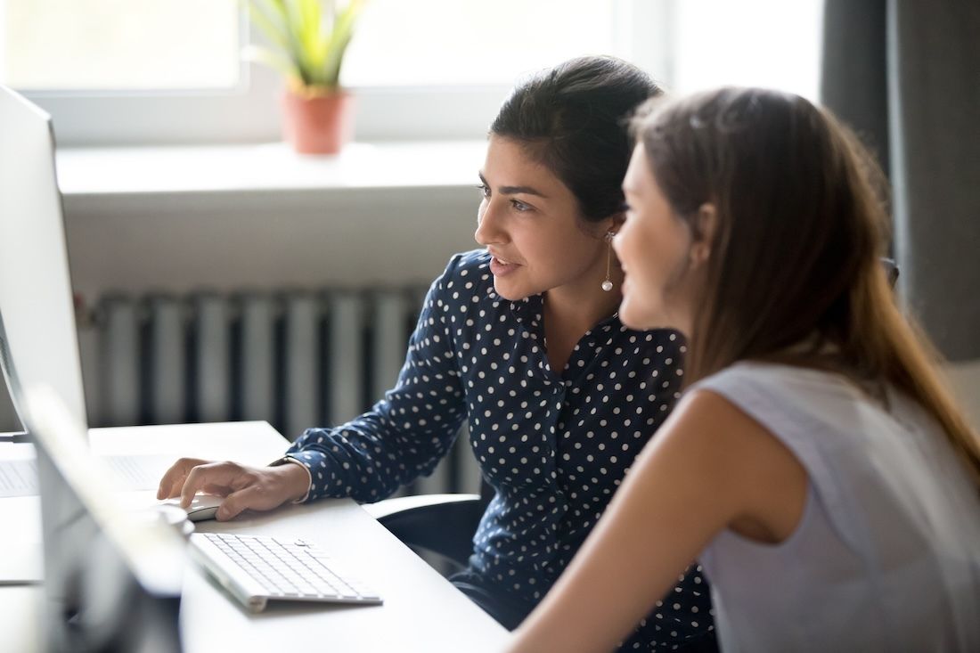 2 Frauen sehen sich einen Computerbildschirm an