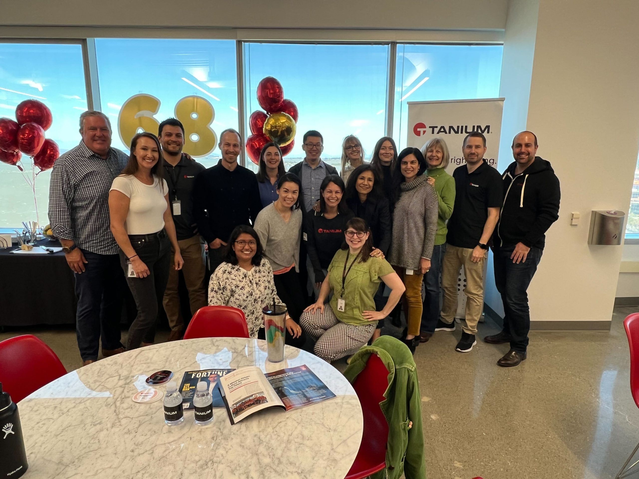 Teammitglieder feiern in unserer Niederlassung in Emeryville, Kalifornien, die Aufnahme in die Liste der „ “100 besten Arbeitgeber“ des FORTUNE-Magazins.