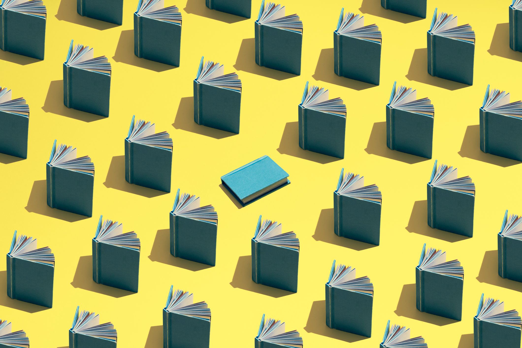 Hervorgehobenes Blog-Bild. Eine Illustration von aufgeklappten Büchern, die in Reihen vor einem gelben Hintergrund stehen, mit einem blauen Buch in der Mitte.